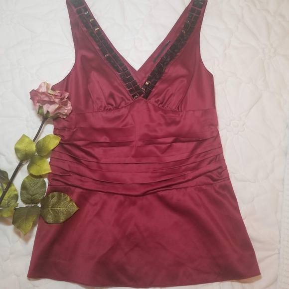 The limited v-neck camisole-fitted top with beaded neckline - Picture 9 of 10